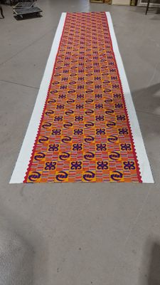 On voit une photo d'un long tapis posé sur le sol d'une pièce.