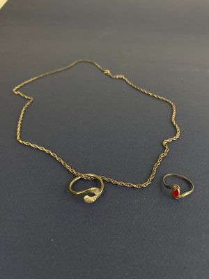 un ensemble composé d'un collier et d'une bague en or, sertis d'une pierre rouge