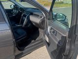 une portière ouverte avec le siège conducteur rabattu