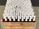 de nombreuses bouteilles de bière rangées dans une caisse en bois