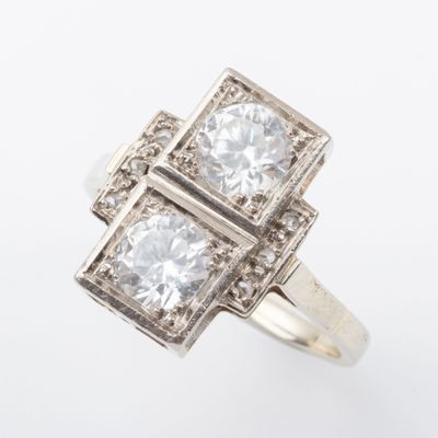 une bague en or blanc et diamants
