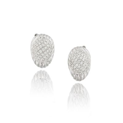 une paire de boucles d'oreilles en or blanc serties de diamants, sur fond blanc