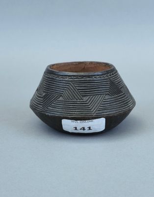une image représentant un vase en noir et blanc posé sur une table