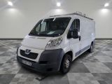 une camionnette blanche garée dans une pièce