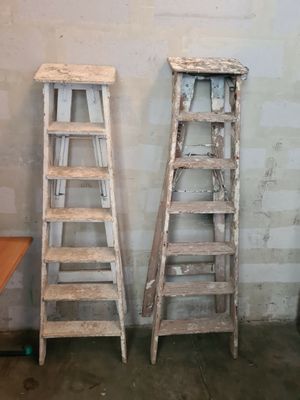 deux échelles en bois placées l'une à côté de l'autre dans une pièce