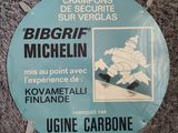 panneau bleu et blanc sur lequel figure une carte
