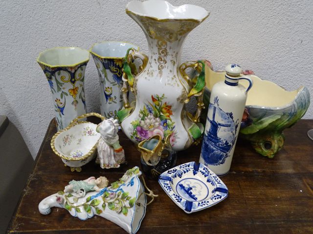 Lot de céramiques : vase à 2 anses, jardinière, bouquetière, peti...