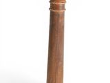 socle en bois avec un plateau carré sur fond blanc