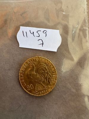 une pièce d'or dans un sachet en plastique sur lequel est accrochée une étiquette de prix