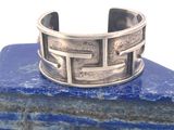 bracelet manchette en argent massif orné d'un motif géométrique sur une pierre bleue