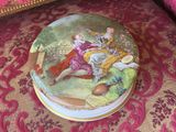 une photo d'une boîte décorative ornée d'une peinture