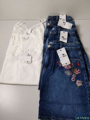 Deux paires de jeans et un t-shirt sont posés sur une table