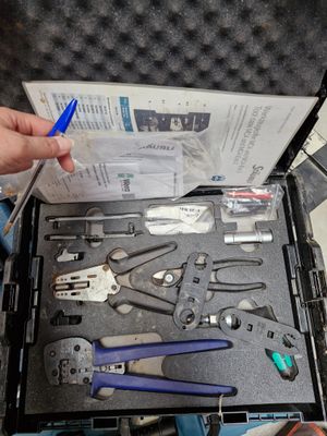 une personne tenant une trousse à outils dans un étui