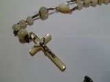 un chapelet orné d'un crucifix et d'une croix
