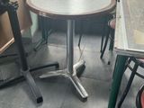 une table et des chaises dans un restaurant, avec une fenêtre en arrière-plan