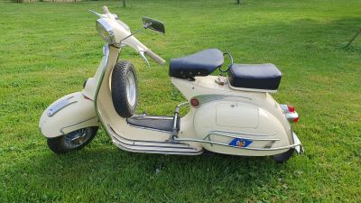un scooter garé sur la pelouse dans le jardin