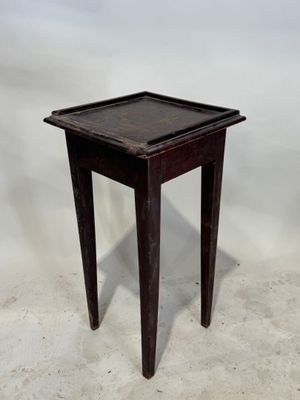 une petite table avec un plateau et des pieds en bois
