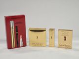 deux boîtes de rouge à lèvres et une boîte de mascara posées sur une surface blanche