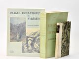 deux livres posés l'un sur l'autre sur une surface blanche