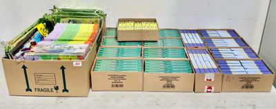 Plusieurs boîtes de stylos sont empilées les unes sur les autres