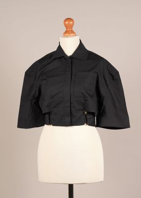 une veste courte noire sur un mannequin