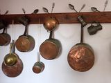 de nombreuses casseroles et poêles accrochées au mur