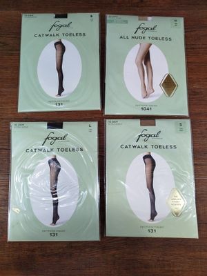 quatre paires de bas moulants pour femmes, dans leur emballage, posées sur une table
