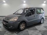 La camionnette grise de Citrole est garée dans une grande pièce.