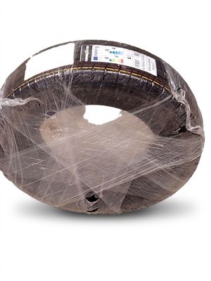 un chat enveloppé dans du plastique, posé sur une surface blanche