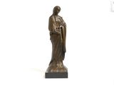 statue en bronze représentant une femme tenant un chapelet