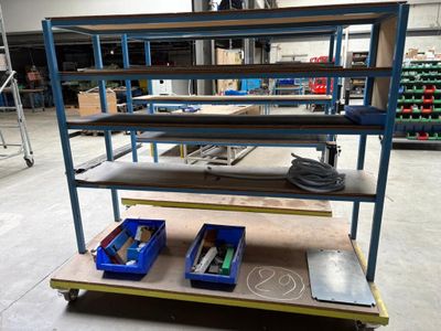 une étagère sur laquelle sont posés des outils, dans un entrepôt