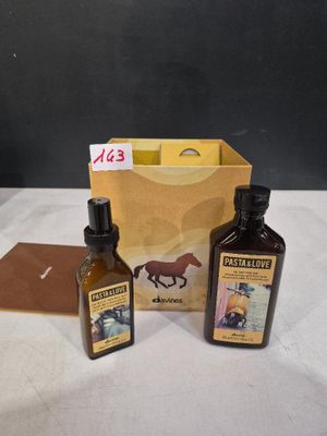 deux bouteilles d'huile de cheval posées à côté d'un sac en papier brun sur une table