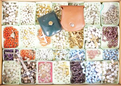 une boîte remplie de perles, avec un téléphone portable à l'intérieur