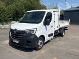 un camion blanc garé dans un parking