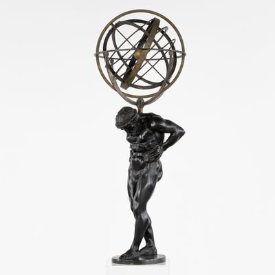 une statue en bronze représentant un homme tenant un globe terrestre sur la tête