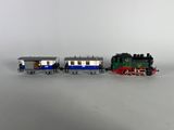 un petit train qui se trouve à côté d'un autre petit train