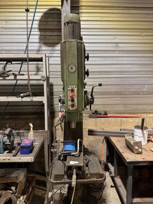 une machine qui se trouve dans un atelier où il y a de nombreux outils