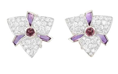 une paire de boucles d'oreilles en forme de fleur, ornées de diamants violets et blancs