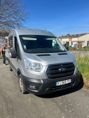 La camionnette grise est garée sur le bord de la route.
