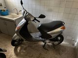 un scooter garé dans un coin de la salle de bains