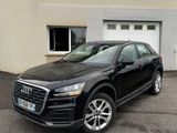 L'Audi QX est garée devant une maison