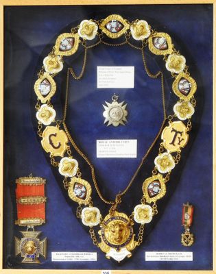 une photo d'une vitrine contenant un collier et d'autres objets