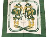 foulard en soie vert et blanc orné d'un motif représentant deux lions
