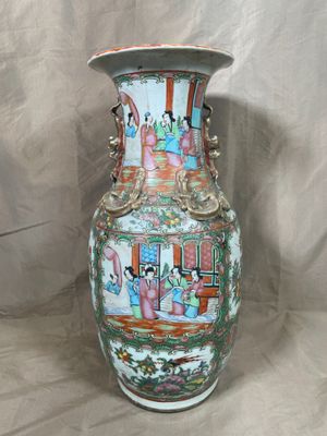 CHINE-CANTON: Vase en porcelaine à décor polychrome de scène…