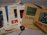 un grand nombre de livres posés sur une table
