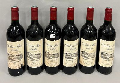 six bouteilles de vin rouge alignées