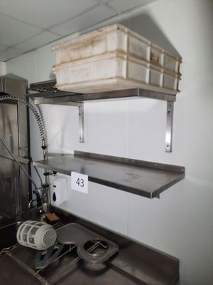 une étagère métallique sur laquelle est posée une boîte