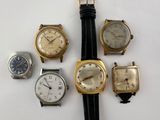 plusieurs types de montres sont présentés sur une surface blanche