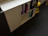 une photo d'une pièce avec un bureau et une bibliothèque