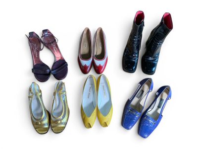 plusieurs paires de chaussures de femmes sont alignées sur une surface blanche